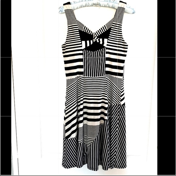 Mystree Dresses & Skirts - Mystree Fit and Flare Geometric Dress